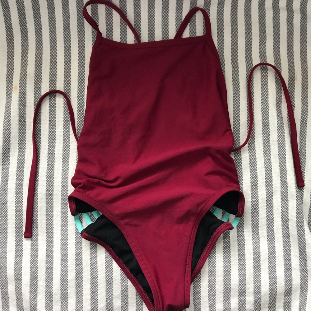 Jolyn One Piece Tieback
